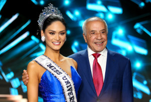 Farouk Shami congratulates Miss Universe Pia Alonzo Wurtzbach. Photo: Miguel Sada Rios.